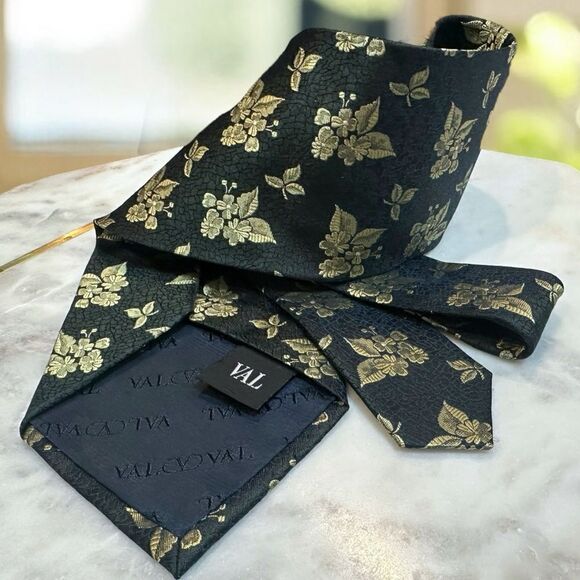 🔥 Valentino 100% Silk Floral Gold Accents Tie - Picture 6 of 16